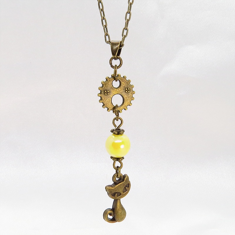 アンティークカラーの猫と歯車のシンプルで可愛いネックレス イエローカラービーズ スチームパンク風