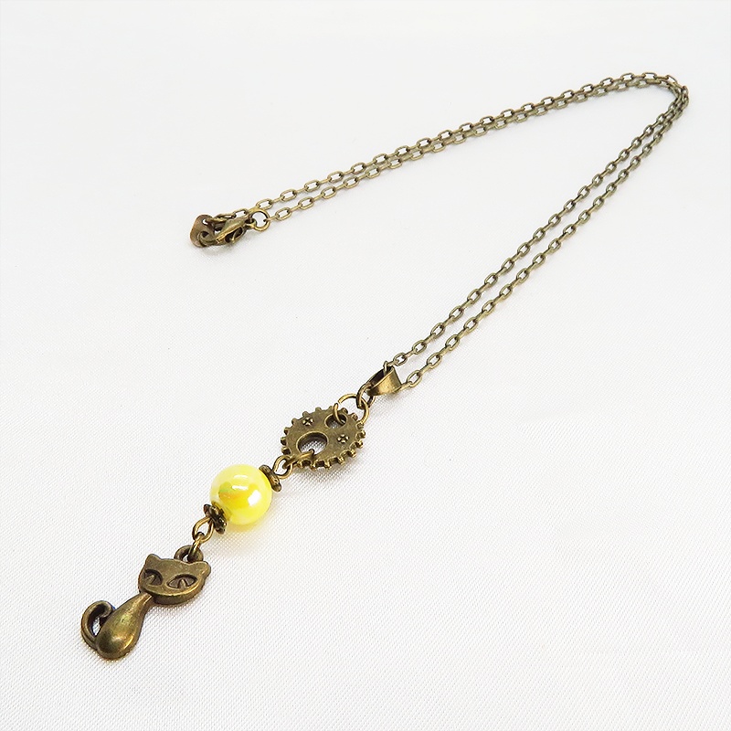 アンティークカラーの猫と歯車のシンプルで可愛いネックレス イエローカラービーズ スチームパンク風