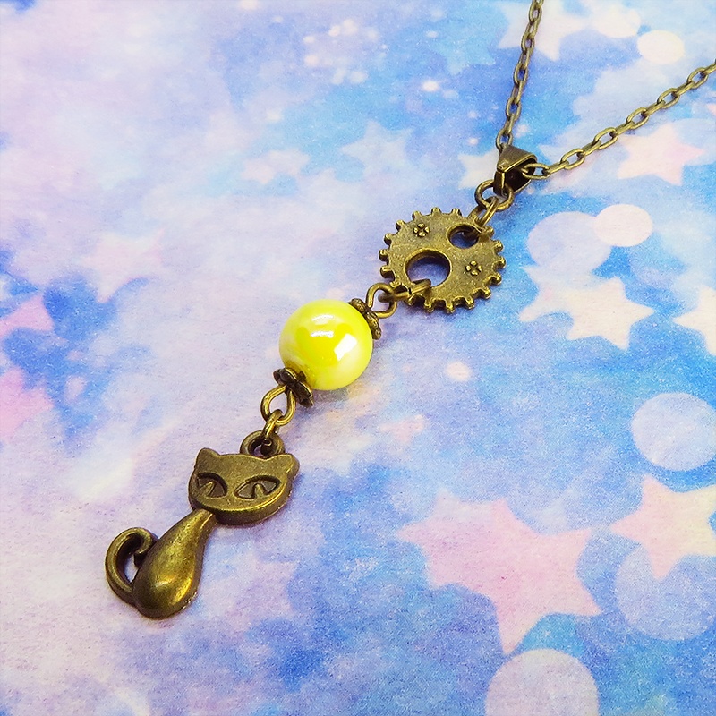 アンティークカラーの猫と歯車のシンプルで可愛いネックレス イエローカラービーズ スチームパンク風