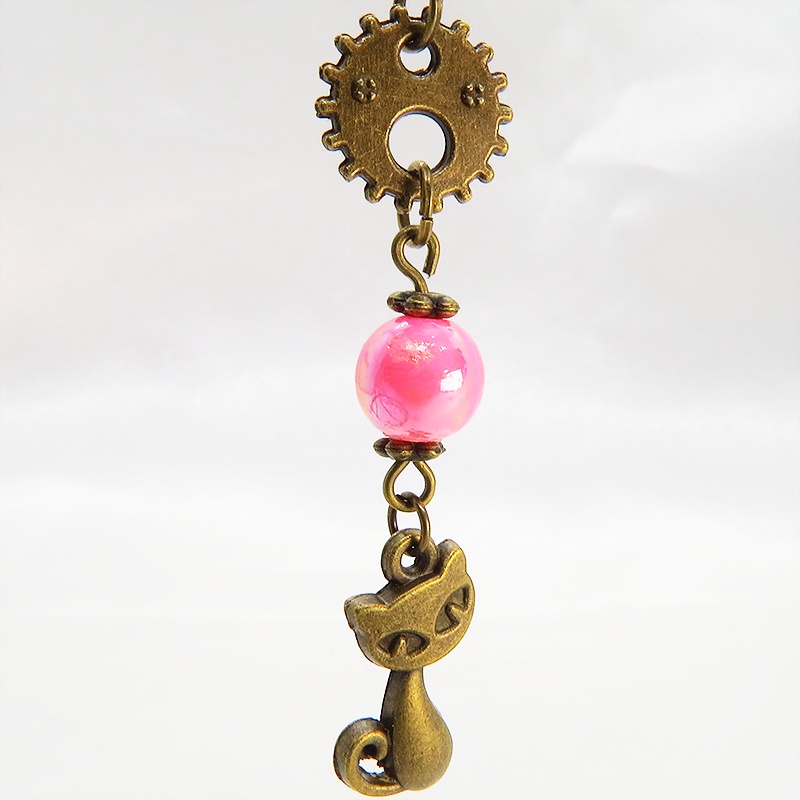 マスクチャーム アンティークカラーの猫と歯車のシンプルで可愛いチャーム ピンクカラービーズ スチームパンク風