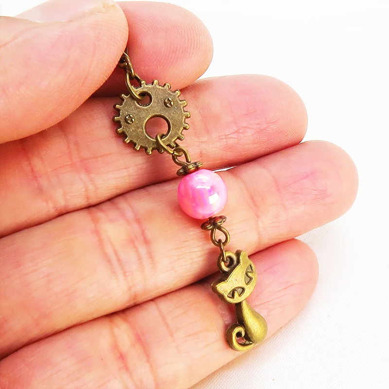 マスクチャーム アンティークカラーの猫と歯車のシンプルで可愛いチャーム ピンクカラービーズ スチームパンク風