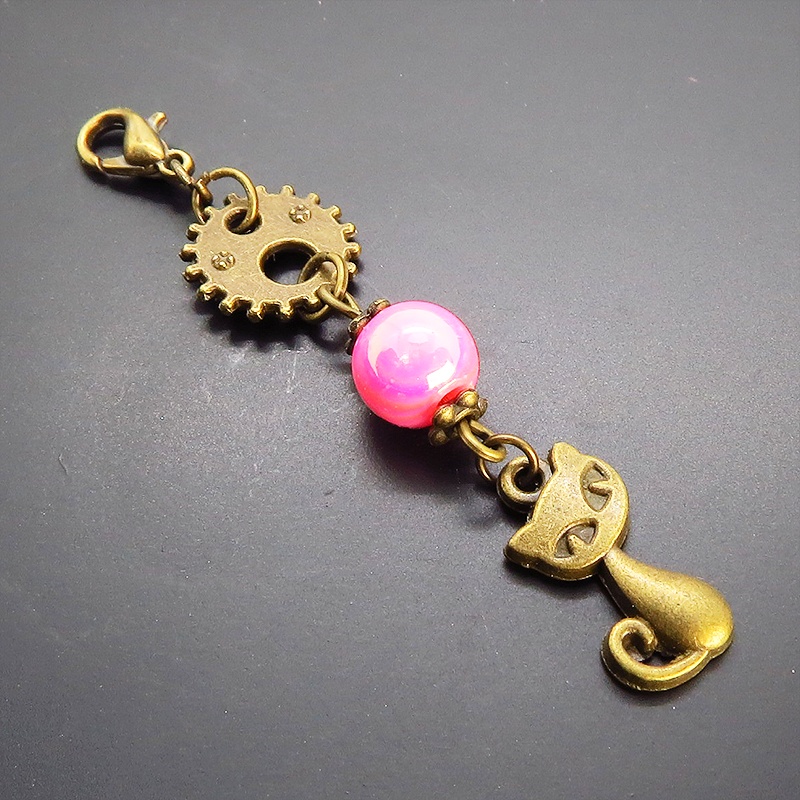 マスクチャーム アンティークカラーの猫と歯車のシンプルで可愛いチャーム ピンクカラービーズ スチームパンク風