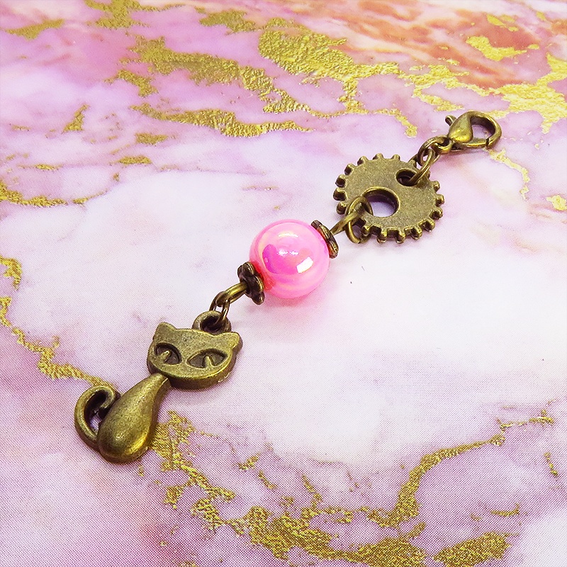 マスクチャーム アンティークカラーの猫と歯車のシンプルで可愛いチャーム ピンクカラービーズ スチームパンク風
