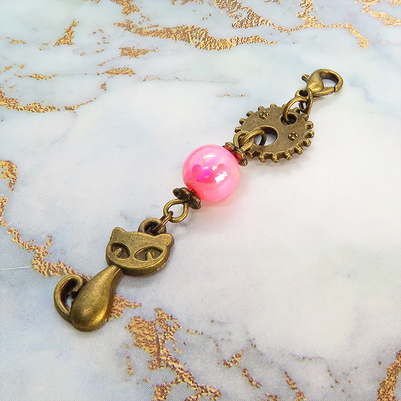 マスクチャーム アンティークカラーの猫と歯車のシンプルで可愛いチャーム ピンクカラービーズ スチームパンク風