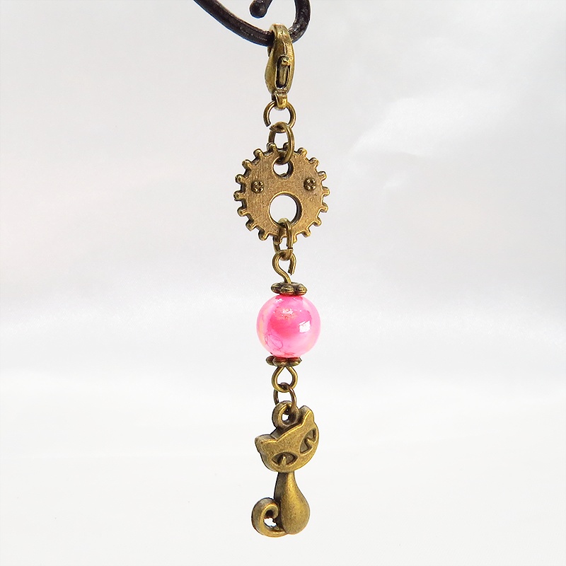 マスクチャーム アンティークカラーの猫と歯車のシンプルで可愛いチャーム ピンクカラービーズ スチームパンク風