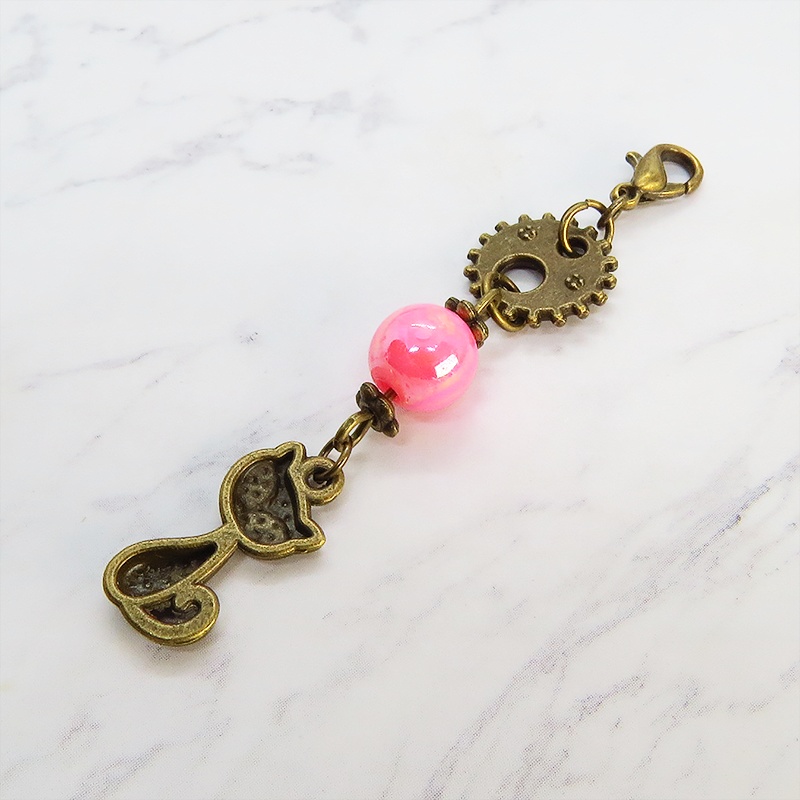 マスクチャーム アンティークカラーの猫と歯車のシンプルで可愛いチャーム ピンクカラービーズ スチームパンク風
