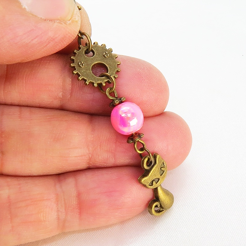 マスクチャーム アンティークカラーの猫と歯車のシンプルで可愛いチャーム ピンクカラービーズ スチームパンク風