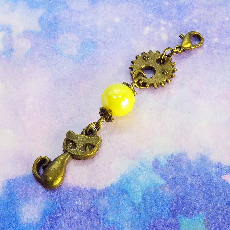 マスクチャーム アンティークカラーの猫と歯車のシンプルで可愛いチャーム イエローカラービーズ スチームパンク風