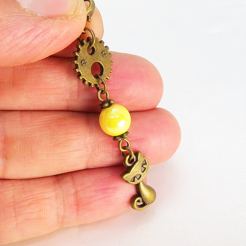 マスクチャーム アンティークカラーの猫と歯車のシンプルで可愛いチャーム イエローカラービーズ スチームパンク風