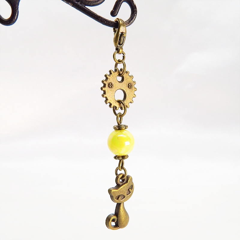 マスクチャーム アンティークカラーの猫と歯車のシンプルで可愛いチャーム イエローカラービーズ スチームパンク風