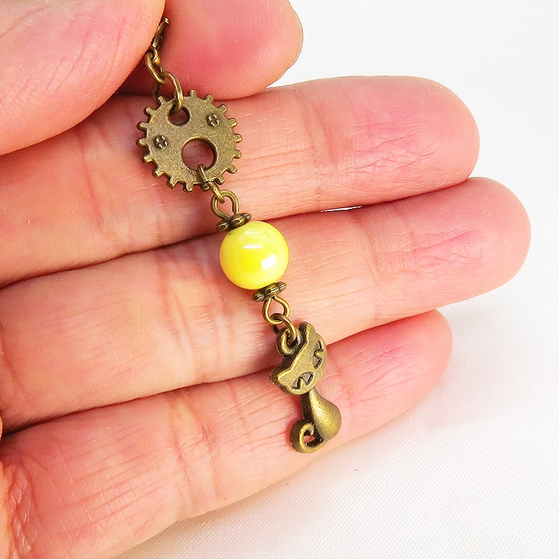 マスクチャーム アンティークカラーの猫と歯車のシンプルで可愛いチャーム イエローカラービーズ スチームパンク風