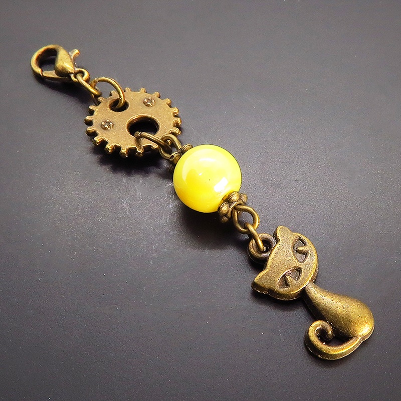 マスクチャーム アンティークカラーの猫と歯車のシンプルで可愛いチャーム イエローカラービーズ スチームパンク風