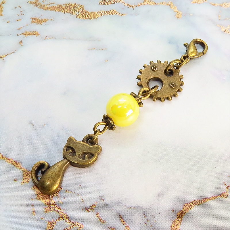 マスクチャーム アンティークカラーの猫と歯車のシンプルで可愛いチャーム イエローカラービーズ スチームパンク風
