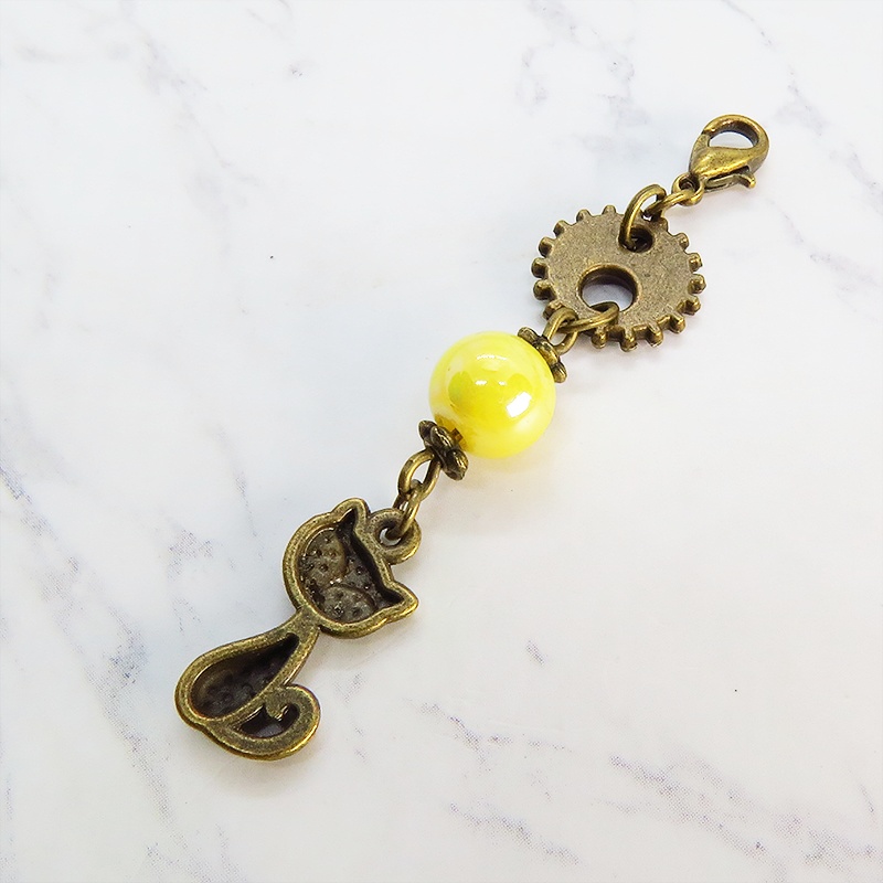 マスクチャーム アンティークカラーの猫と歯車のシンプルで可愛いチャーム イエローカラービーズ スチームパンク風