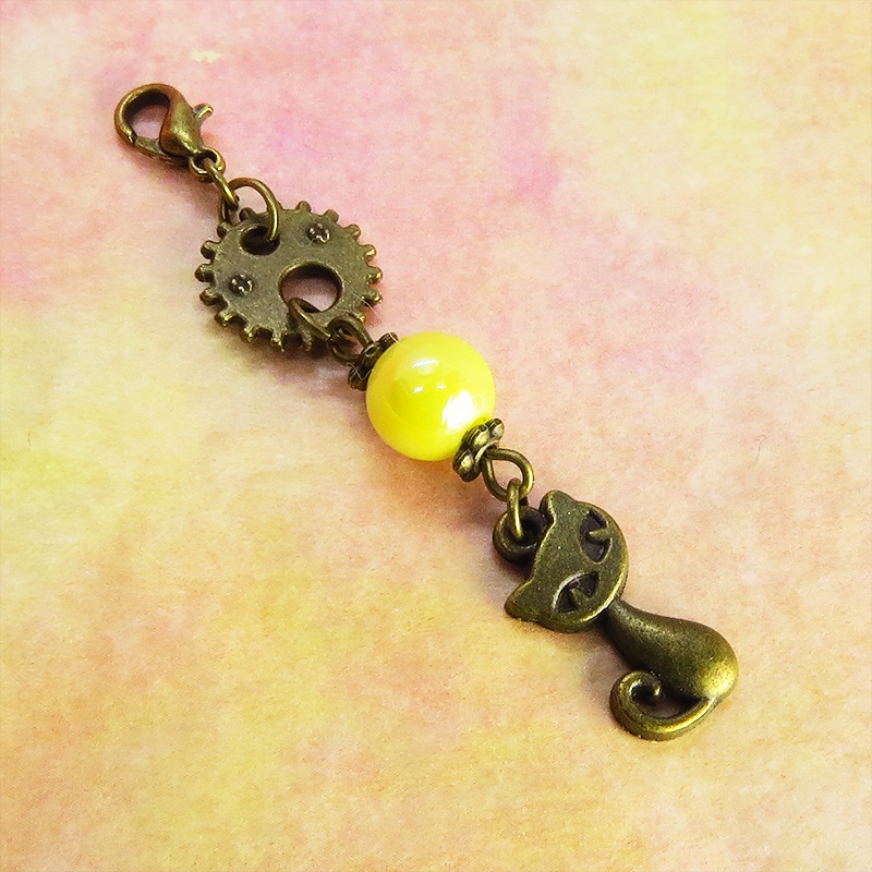 マスクチャーム アンティークカラーの猫と歯車のシンプルで可愛いチャーム イエローカラービーズ スチームパンク風