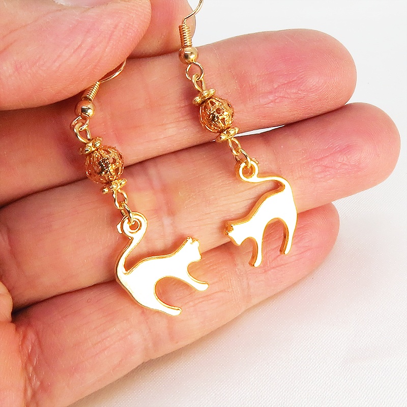マットゴールドの跳ね猫とコンパクトな小さめメタルビーズを組み合わせたピアス