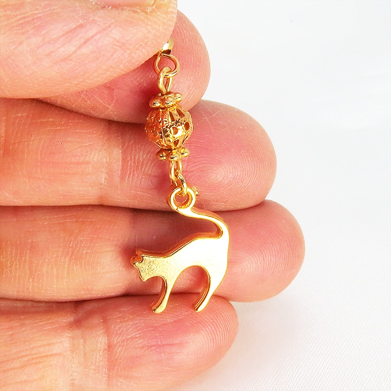 マットゴールドの跳ね猫とコンパクトな小さめメタルビーズを組み合わせたピアス
