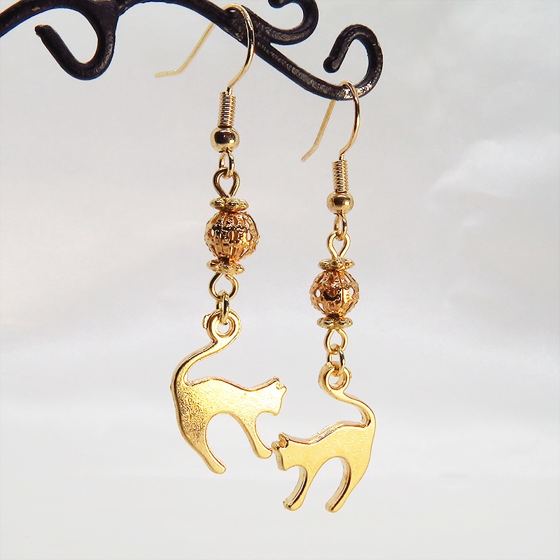 マットゴールドの跳ね猫とコンパクトな小さめメタルビーズを組み合わせたピアス