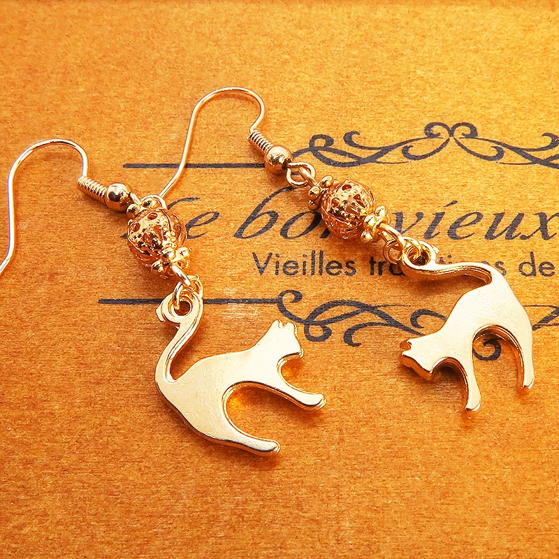 マットゴールドの跳ね猫とコンパクトな小さめメタルビーズを組み合わせたピアス