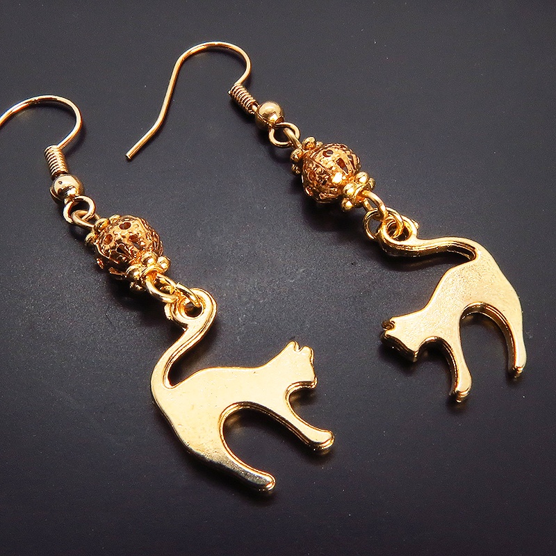 マットゴールドの跳ね猫とコンパクトな小さめメタルビーズを組み合わせたピアス