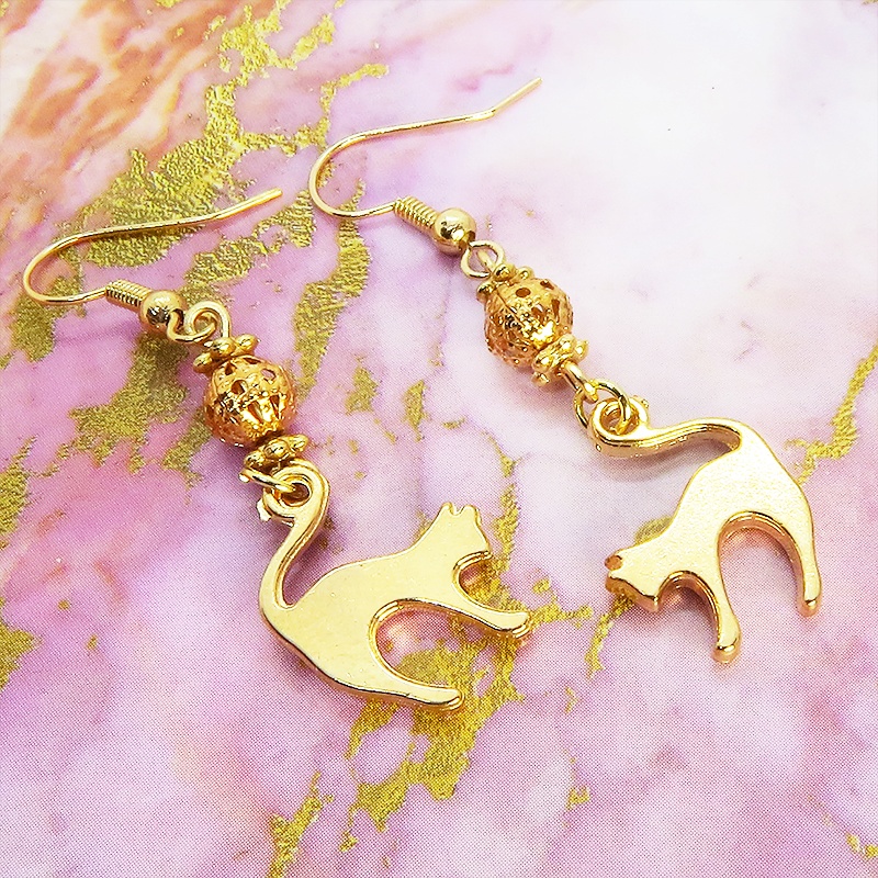 マットゴールドの跳ね猫とコンパクトな小さめメタルビーズを組み合わせたピアス