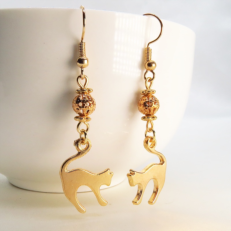 マットゴールドの跳ね猫とコンパクトな小さめメタルビーズを組み合わせたピアス