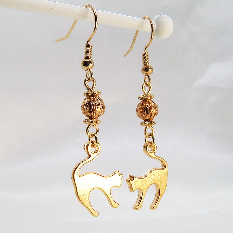 マットゴールドの跳ね猫とコンパクトな小さめメタルビーズを組み合わせたピアス