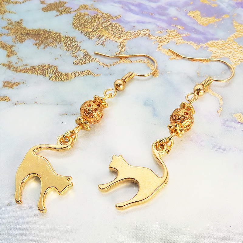 マットゴールドの跳ね猫とコンパクトな小さめメタルビーズを組み合わせたピアス