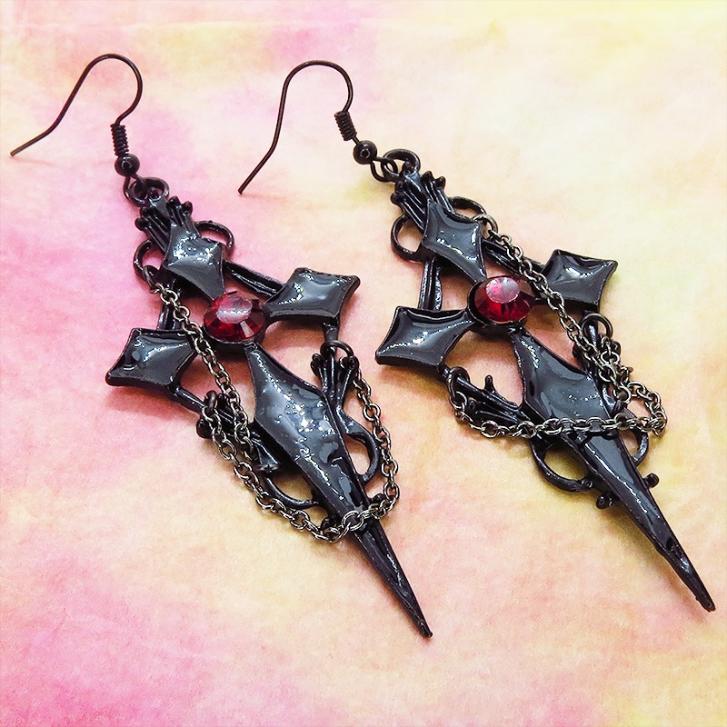 黒く輝く十字架のブラッククロスチェーンピアス ロザリオ ゴシック パンク ロック メタルブラック