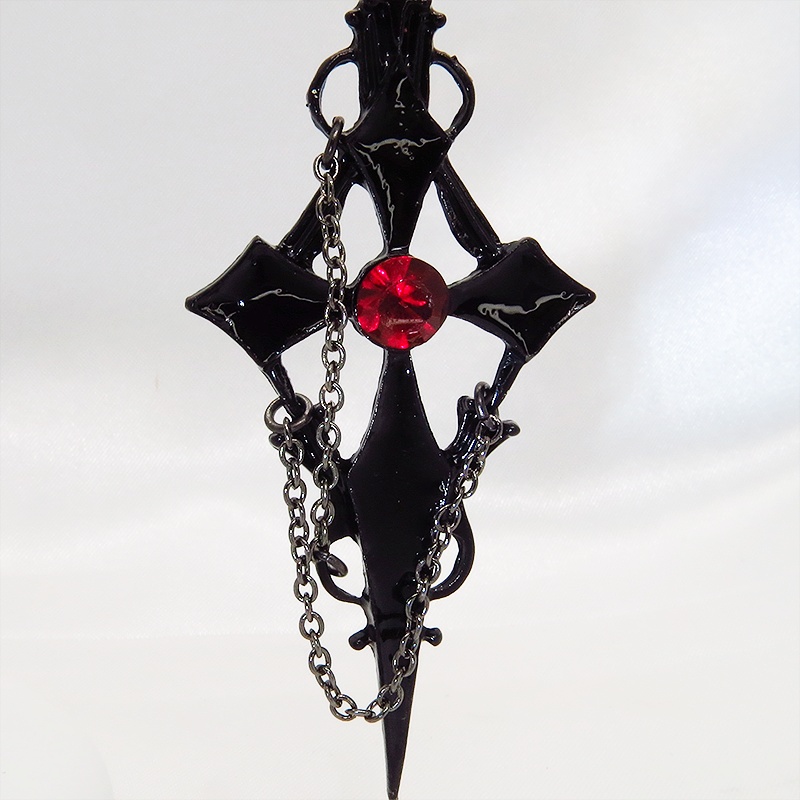 黒く輝く十字架のブラッククロスチェーンピアス ロザリオ ゴシック パンク ロック メタルブラック