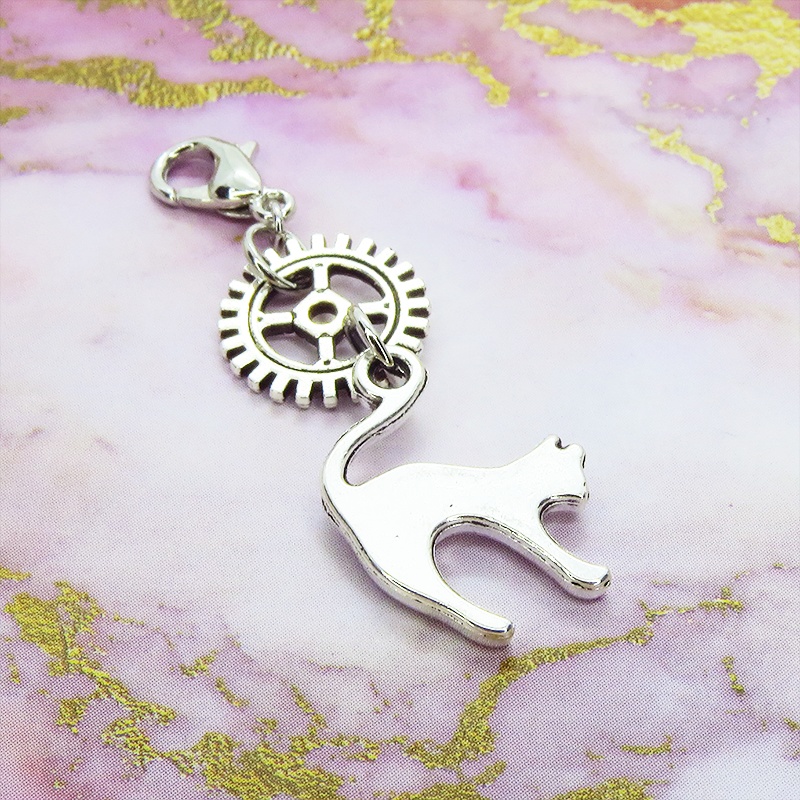 マスクチャーム チームパンク風 跳ね猫と歯車のシンプルなチャーム キーホルダー アンティークシルバーカラー