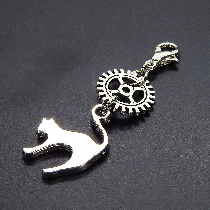 マスクチャーム チームパンク風 跳ね猫と歯車のシンプルなチャーム キーホルダー アンティークシルバーカラー