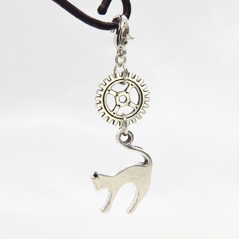 マスクチャーム チームパンク風 跳ね猫と歯車のシンプルなチャーム キーホルダー アンティークシルバーカラー