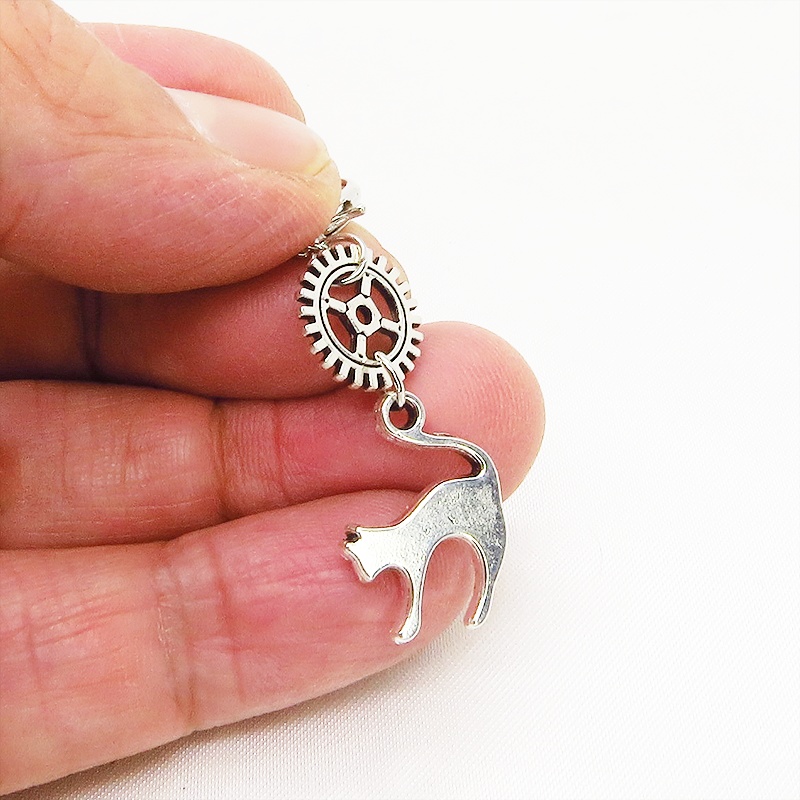 マスクチャーム チームパンク風 跳ね猫と歯車のシンプルなチャーム キーホルダー アンティークシルバーカラー