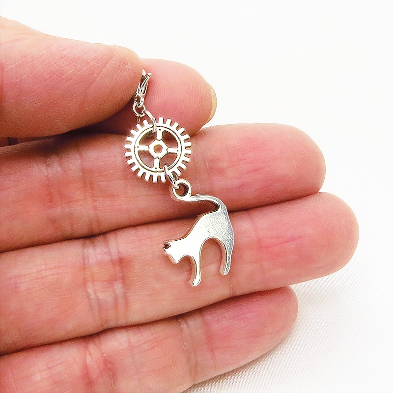 マスクチャーム チームパンク風 跳ね猫と歯車のシンプルなチャーム キーホルダー アンティークシルバーカラー