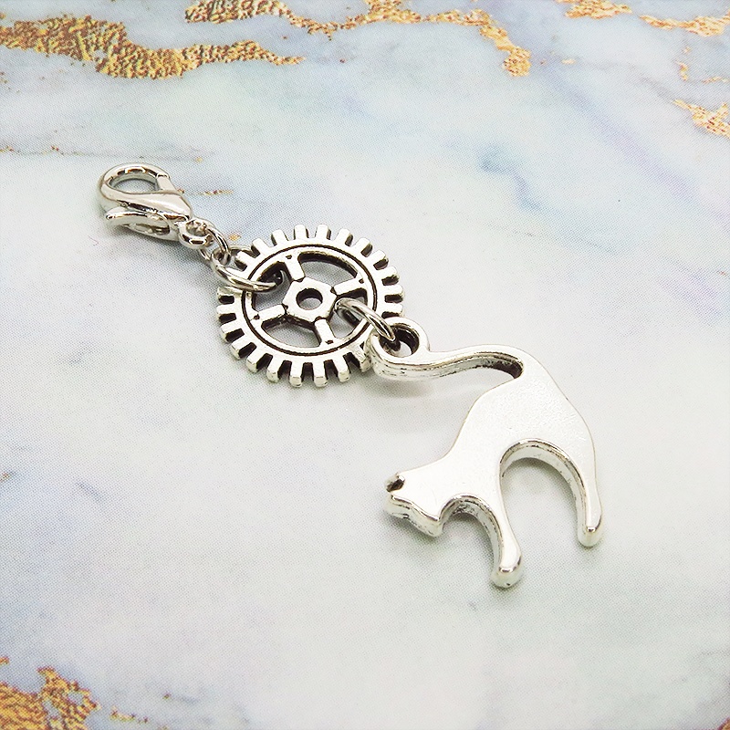 マスクチャーム チームパンク風 跳ね猫と歯車のシンプルなチャーム キーホルダー アンティークシルバーカラー