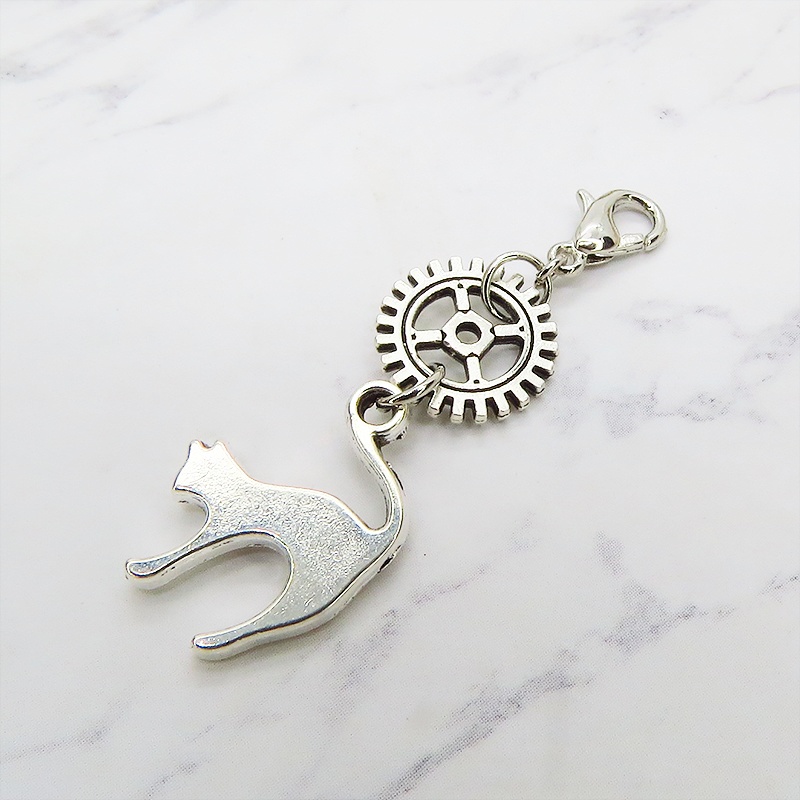 マスクチャーム チームパンク風 跳ね猫と歯車のシンプルなチャーム キーホルダー アンティークシルバーカラー