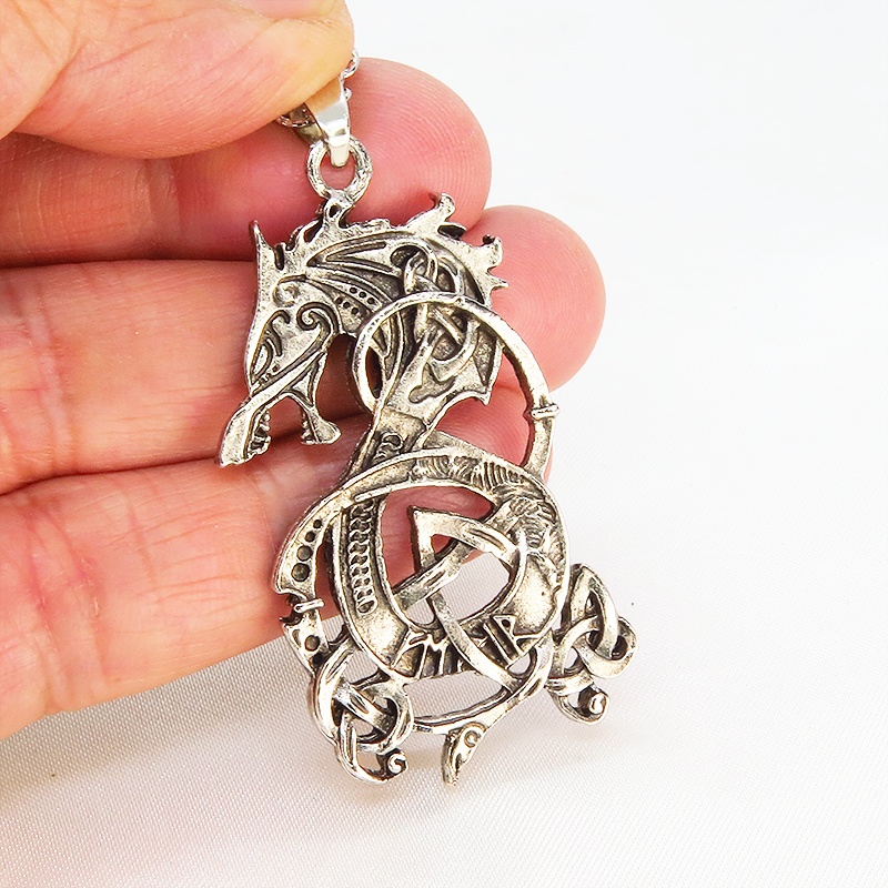 アンティークシルバー ドラゴンモチーフのペンダントネックレス 模様刻みチェーン ゴシック パンク メタル 龍 長さ調整可