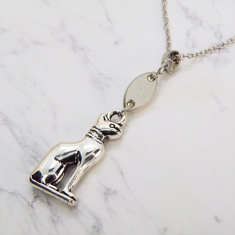 バステト 猫の神様 エジプト神 猫モチーフとスワロフスキーのネックレス 立体 シルバーカラー