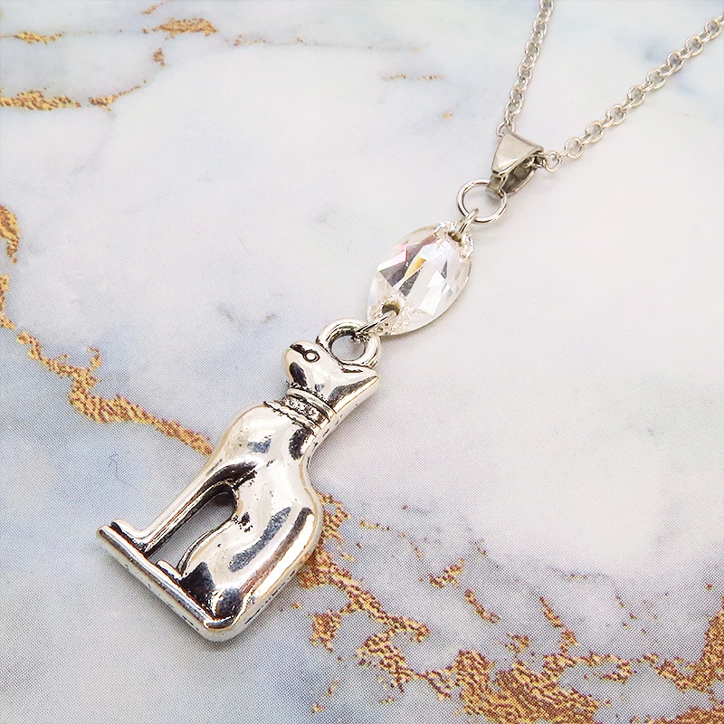 バステト 猫の神様 エジプト神 猫モチーフとスワロフスキーのネックレス 立体 シルバーカラー