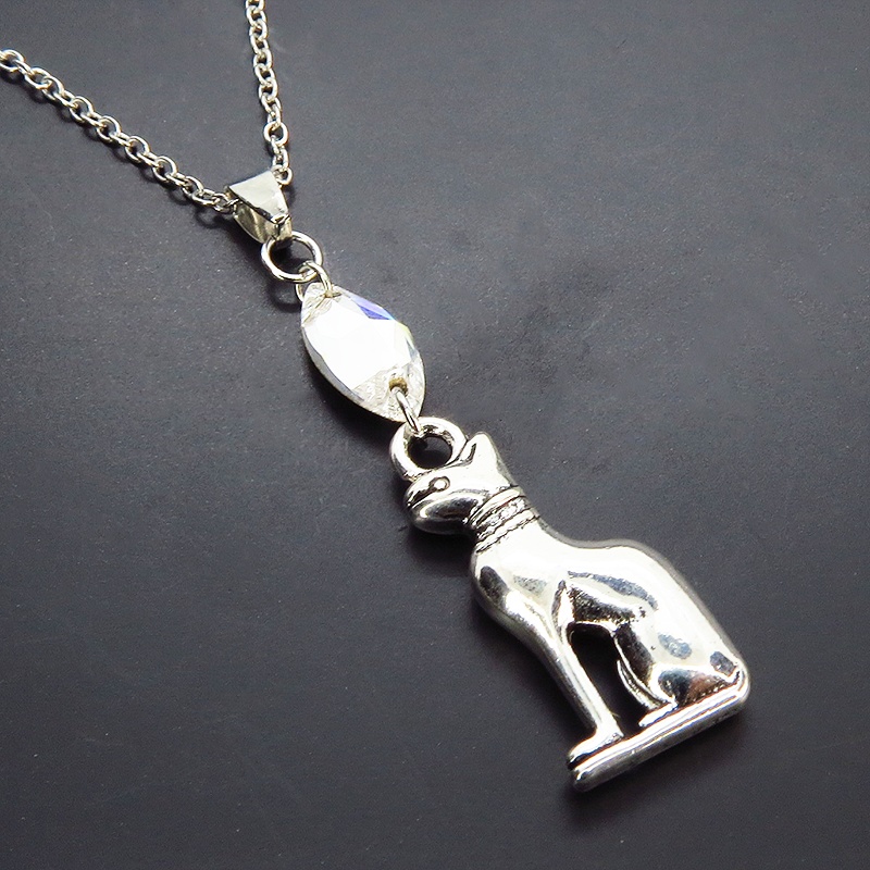 バステト 猫の神様 エジプト神 猫モチーフとスワロフスキーのネックレス 立体 シルバーカラー