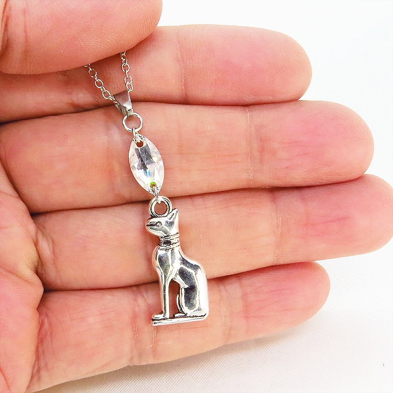 バステト 猫の神様 エジプト神 猫モチーフとスワロフスキーのネックレス 立体 シルバーカラー
