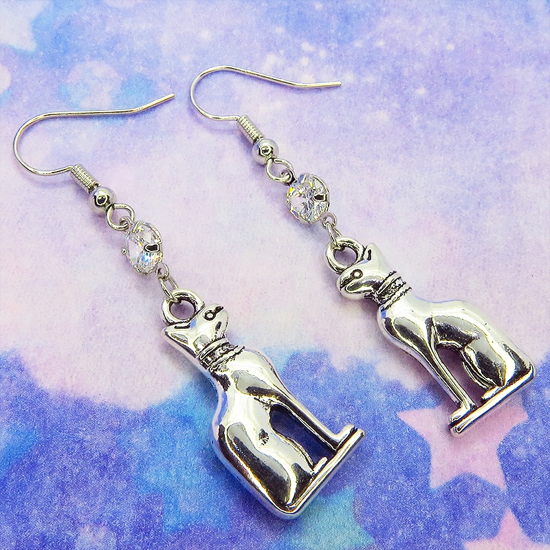 バステト 猫の神様 エジプト神 猫モチーフとキュービックジルコニアのピアス 立体 シルバーカラー