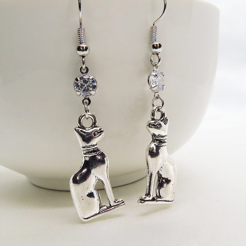 バステト 猫の神様 エジプト神 猫モチーフとキュービックジルコニアのピアス 立体 シルバーカラー