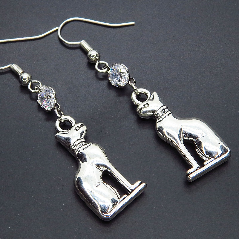 バステト 猫の神様 エジプト神 猫モチーフとキュービックジルコニアのピアス 立体 シルバーカラー