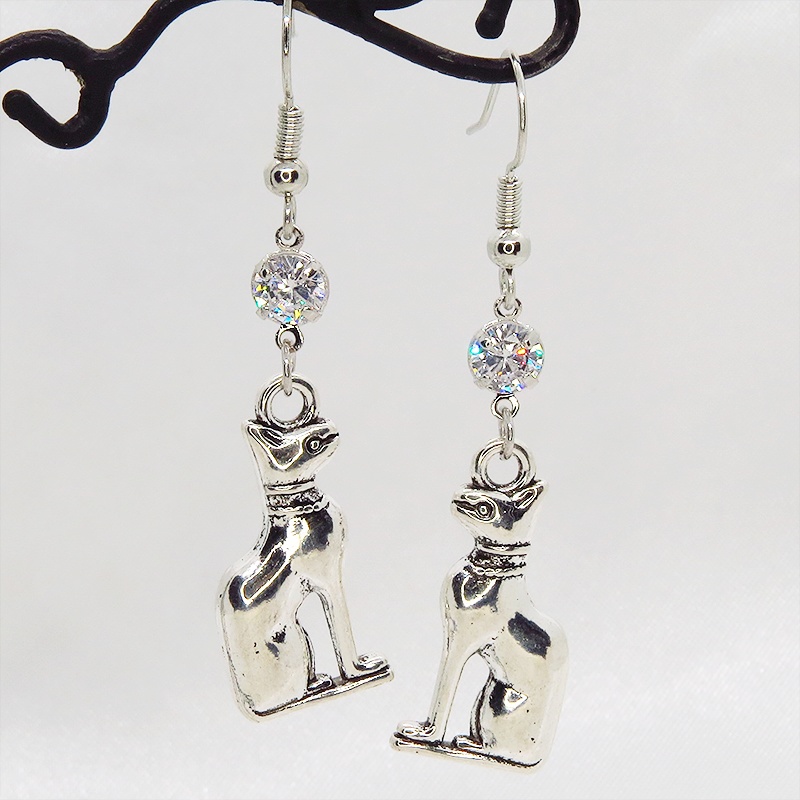 バステト 猫の神様 エジプト神 猫モチーフとキュービックジルコニアのピアス 立体 シルバーカラー
