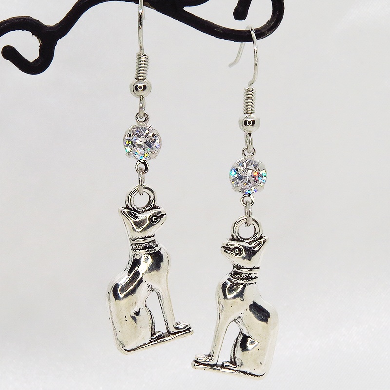 バステト 猫の神様 エジプト神 猫モチーフとキュービックジルコニアのピアス 立体 シルバーカラー