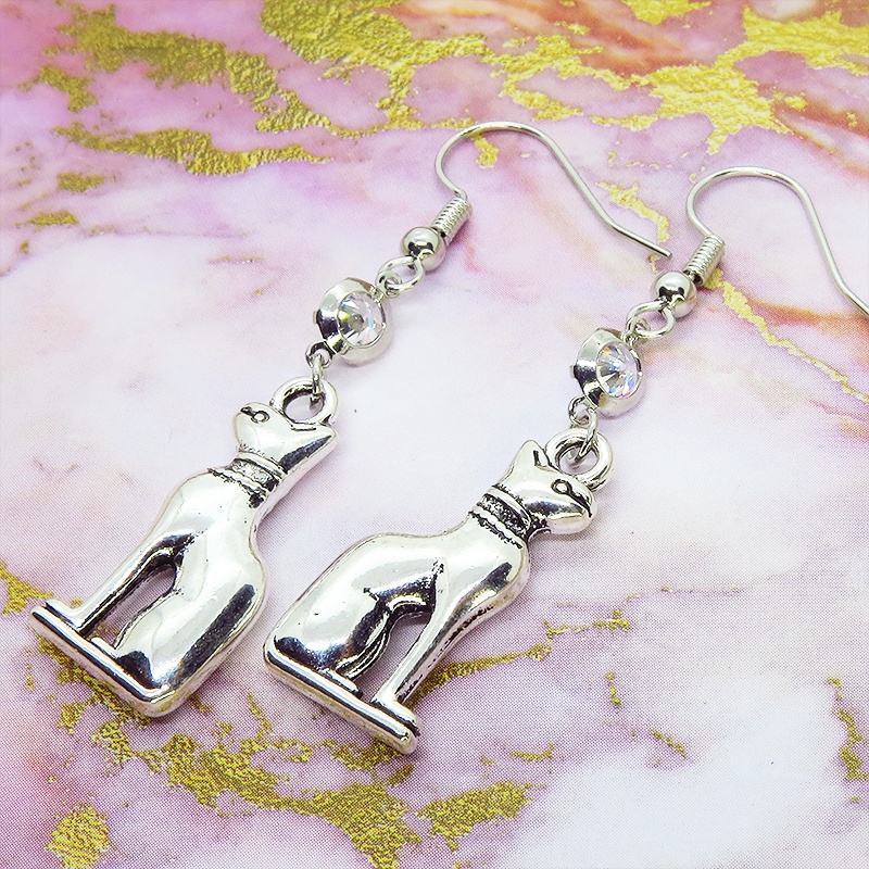 バステト 猫の神様 エジプト神 猫モチーフとキュービックジルコニアのピアス 立体 シルバーカラー