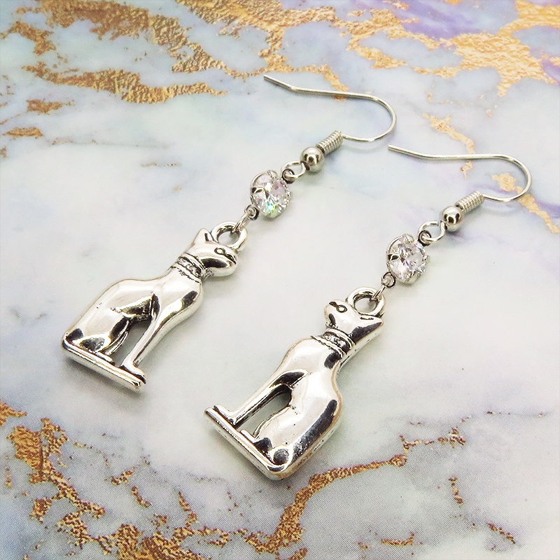 バステト 猫の神様 エジプト神 猫モチーフとキュービックジルコニアのピアス 立体 シルバーカラー