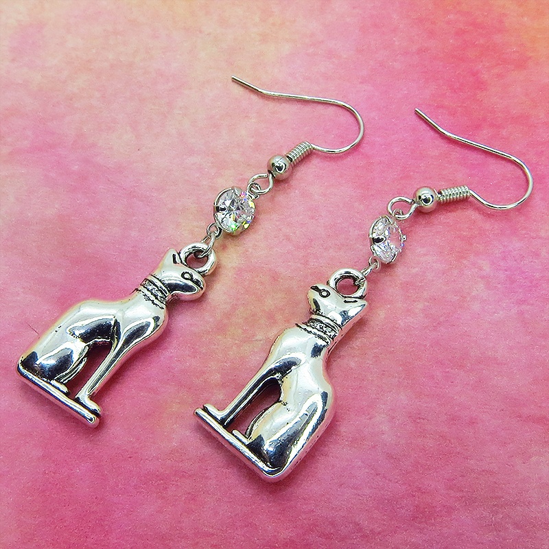 バステト 猫の神様 エジプト神 猫モチーフとキュービックジルコニアのピアス 立体 シルバーカラー